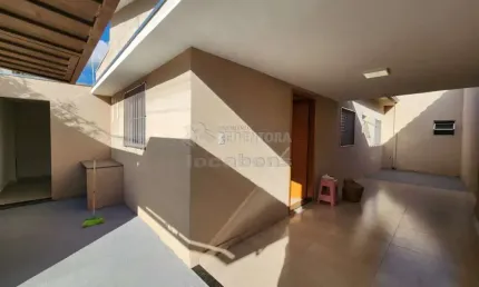 Casa de 03 dormitórios e 02 vagas de garagem no bairro Vila Ipiranga.