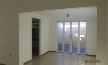 Vila Angélica Casa térrea com 3 dormitórios e área com churrasqueira.