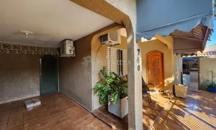 Casa localizada no Jardim Yolanda com 3 dormitorios e 2 vagas de garagem.