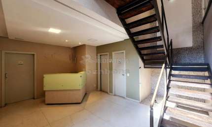 Casa comercial com 05 salas e 02 vagas de garagem no bairro Vila Redentora.