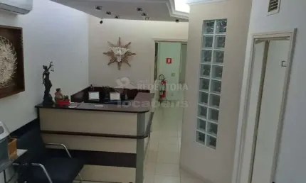 Casa comercial com 6 salas e 1 dormitório com suíte