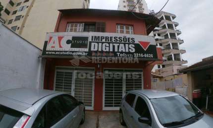 Sobrado comercial com 1 sala no térreo e 3 salas no piso superior
