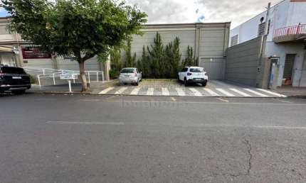 Imóvel comercial na Vila Imperial com 7 salas amplas e 9 vagas de garagem.