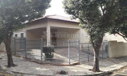 Casa com 03 dormitórios na Vila Nossa Senhora da Paz