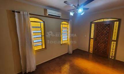 Casa com 3 dormitórios e 03 vagas de garagem no bairro  Jardim Europa