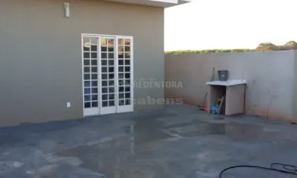 Casa Padrão no bairro Residencial Anna Angélica, com 02 dormitórios e 02 vagas de garagem.