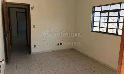 Casa  localizada no Jardim Yolanda com 03 dormitórios.