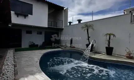 Casa com mezanino no Jardim Morumbi, 04 dormitórios, área de lazer com piscina.
