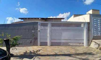 Casa com 02 dormitórios, 02 vagas de garagens no bairro Menezes I.