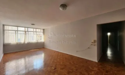Apartamento para locação localizado no Centro com 03 quartos.