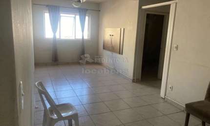 Apartamento no centro de 02 dormitórios, com 01 vaga de garagem.