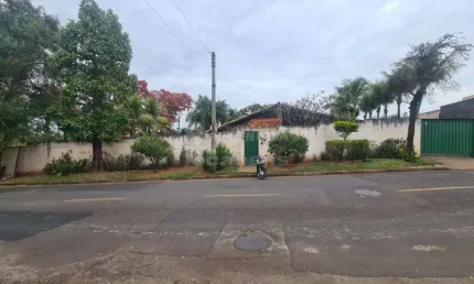 Chácara com 03 Dormitórios, 02 vagas de garagens no bairro Jardim Felicidade.