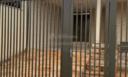 Casa com 03 dormitórios sendo 01 suíte, banheiro social com gabinete, sala de tv, sala de jantar, cozinha planejada, varanda com pia, armário e ventilador, lavanderia, quintal e dispensa.