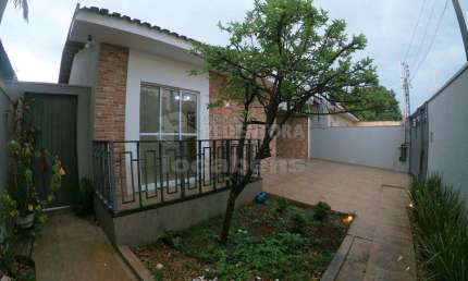 Excelente casa de 03 dormitórios com armários e ar condicionado no bairro Jardim Maria Cândida