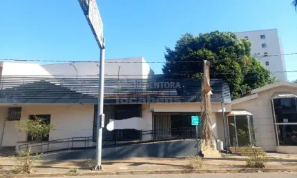 Casa comercial na Avenida Doutor Alberto Andaló com 06 dormitórios.