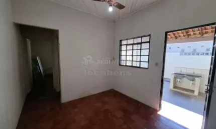 Casa com 02 dormitórios, 01 vaga de garagem no bairro Bosque da Felicidade.