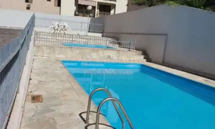 Apartamento localizado no condomínio village itália i com armarios embutidos e portaria.