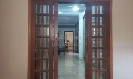 Casa padrão localizado no bairro arque das flores/jardim urupês com área gourmet e escritorio.