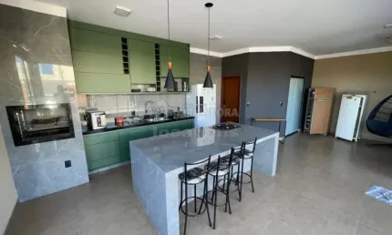 Casa com piscina no residencial santa regina de 02 dormitórios.