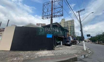 Casa a venda na avenida movimentada no Macuco com 3 dormitórios