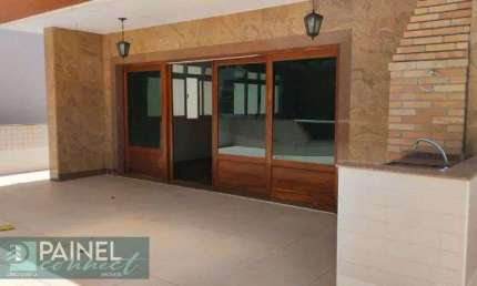CASA - 215m², 4 DORMS, SUÍTE COM HIDRO E CHURRASQUEIRA