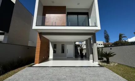 Casa com fino acabamento alto padrão na região nobre praia dos ingleses.
