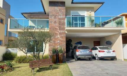 Linda casa em condomínio fechado praia dos ingleses .