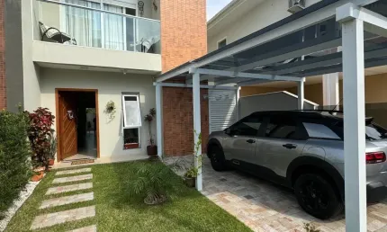 Casa a venda com 3 suítes no bairro ingleses, poucos metros do mar!