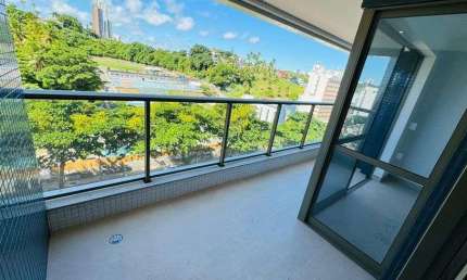 Apartamento à Venda na Ondina, 2/4, 1 suíte, varanda, 67 m², porcelanato, 1 vaga, vista avenida