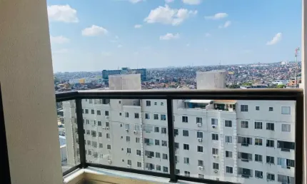 Apartamento 2/4 sendo 1 suíte no Cabula, varanda, 02 banheiros, 52m²