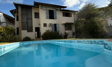Linda casa à venda em condomínio - 675 m2 totais - 5/4 - 2 suítes - gabinete - piscina privativa -