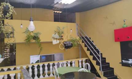 Sobrado com 2 casas e área de lazer à venda no Jardim Capela
