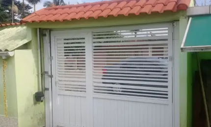 Casa com piscina, área gourmet e garagem para seis carros