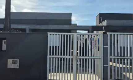 Casa com 2 dormitórios sendo uma suíte, garagem , quintal