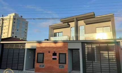 Lindo sobrado novo com fino acabamento à venda em Camboriú!