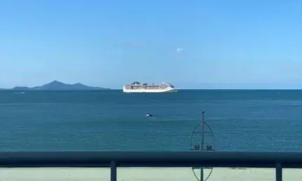 Diferenciado com 4 suítes e piscina privativa, 284 m² por R$ 13.900.000 - Frente Mar