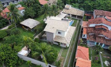 Exclusiva casa individual com amplo quintal em Buraquinho