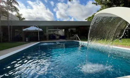 Impecável casa terrea assinada pelo escritorio Pinheiro e Martinez em Busca Vida - Porteira Fechada