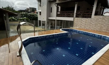 Casa Aconchegante com 4 Suítes, Piscina e Área Gourmet no Condomínio Jardim dos Pássaros - Estrada do Coco