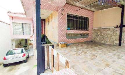 2 casas , com 3 quartos , sala , cozinha e 2 banheiros, com 5 vagas de garagem
