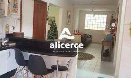 Casa à venda com 3 quartos 1 suíte, 243m² em Córrego Grande Florianópolis