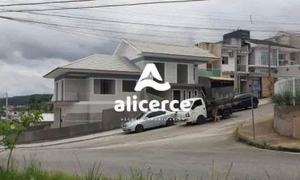 Sobrado à venda com 3 quartos 1 suíte, 122m² em Forquilhas São José
