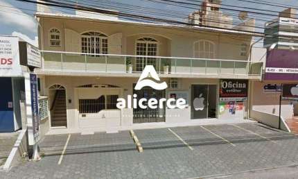 Casa dois pavimentos 3 suítes, 4 salas comerciais e 2 lojas
