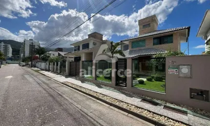 Casa à venda com 4 quartos 2 suítes, 193,46m² em Pedra Branca Palhoça