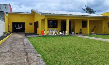 Casa espaçosa e aconchegante à venda no Centro de Balneário Pinhal!