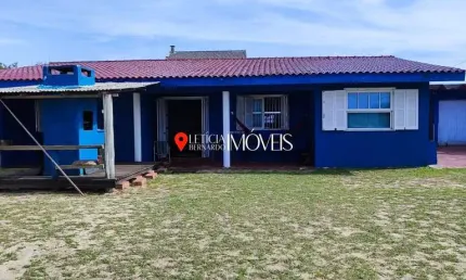 Casa Rústica com Pé Direito Alto à Venda em Balneário Pinhal