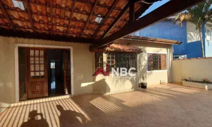 Casa com 3 dormitórios, 235 m² - venda por R$ 900.000,00 ou aluguel por R$ 5.300,00/mês - Centro - Arujá/SP