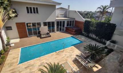 CASA ALTO PADRÃO, EM CONDOMÍNIO FECHADO, COM 05 DORMITÓRIOS, SENDO 3 SUITES, PISCINA, SAUNA, SALA DE CINEMA, AQUECIMENTO SOLAR , AR CONDICIONADO