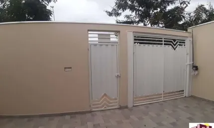 CASA NO PORTAL VILLE JARDIM COM 03 DORMITÓRIOS, SENDO 01 SUITE, 02 VAGAS DE GARAGEM COBERTA, QUINTAL E ÓTIMO ACABAMENTO