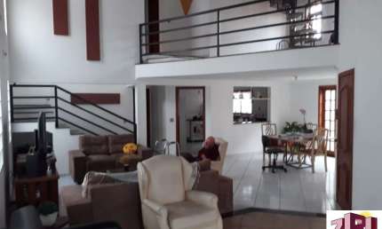 Casa sobrado, com edícula,  próximo ao Centro  de Boituva